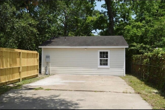 Foto del edificio - 7913 Woodlyn Rd