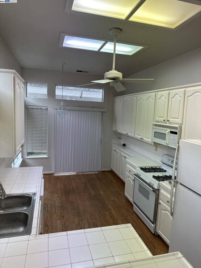 Building Photo - 280 Winesap Dr