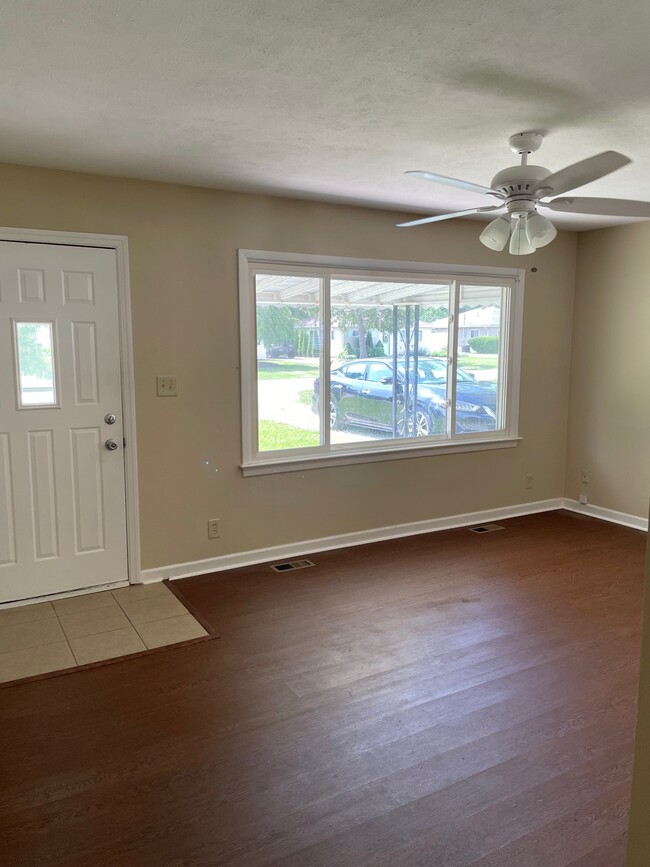 FRONT ENTRANCE/LIVING ROOM - 4719 Homewood Dr