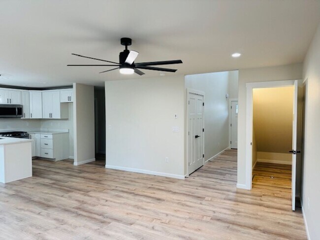Building Photo - Brand New Duplex with upgraded finishes th...