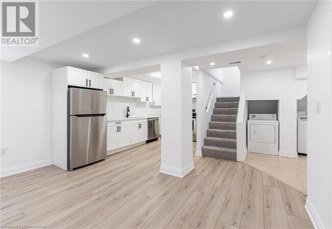 Building Photo - 102 Gladstone Ave