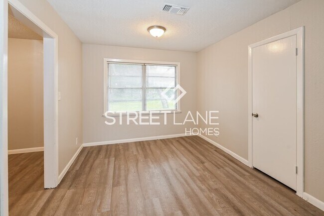 Building Photo - REDUCED!