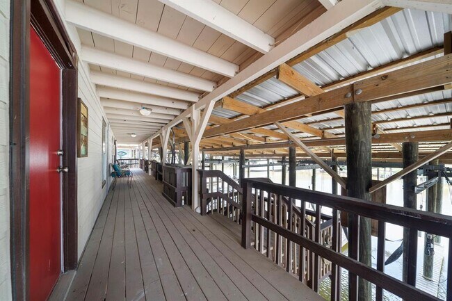 Building Photo - 220 Marine Way