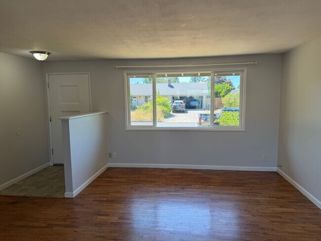 Building Photo - 3-bedroom, 1 bath duplex with garage!