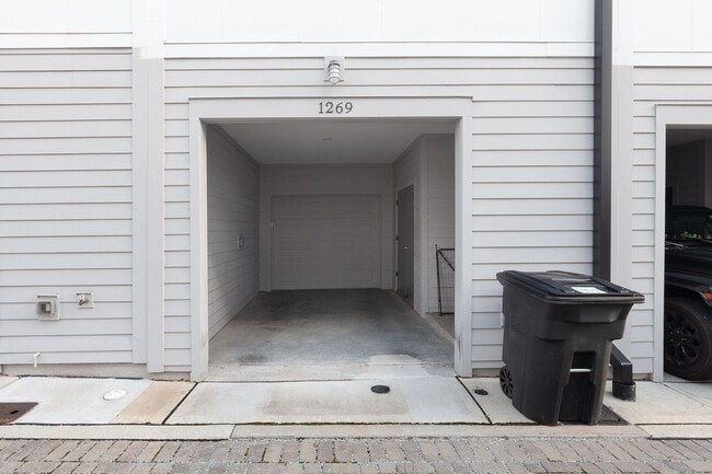 Building Photo - Beautiful 2bd/2.5ba Contemporary Townhome ...