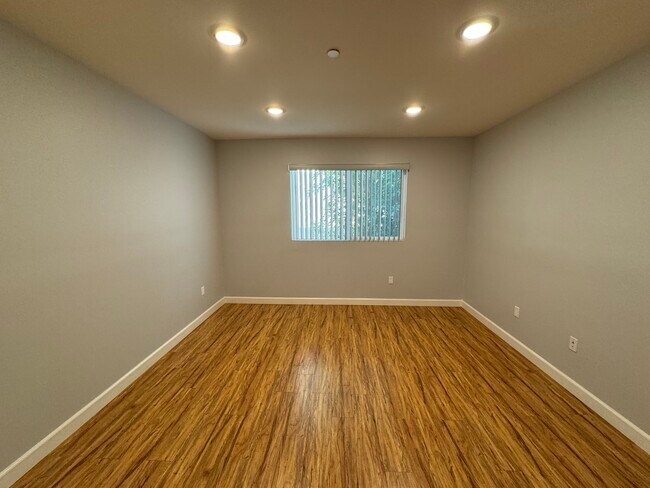 Foto del edificio - 6718 Sylmar Ave