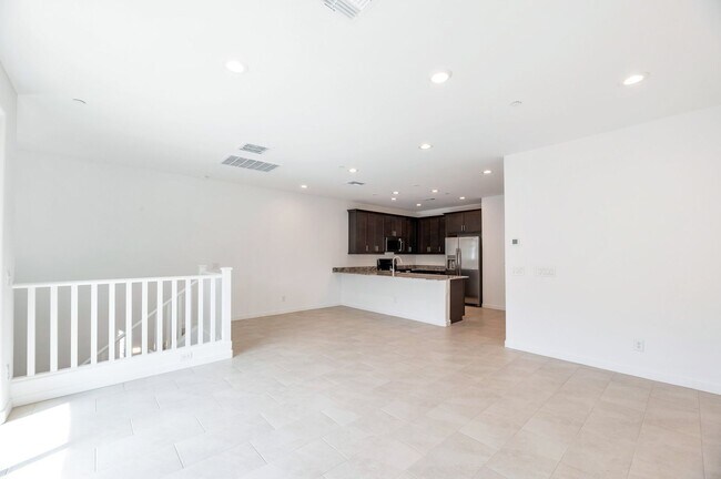 Building Photo - Like New luxurious townhome with 2 Master ...