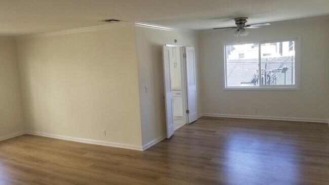 Foto del edificio - 210 N Clark Dr
