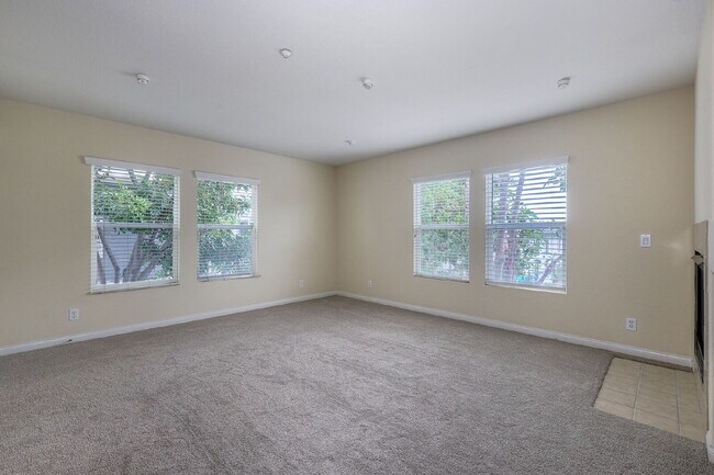 Building Photo - Spacious 2-Bed, 2.5-Bath Condo on Lighthou...