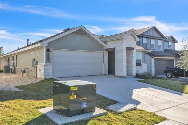 Foto del edificio - 5009 Hazelnut Ln