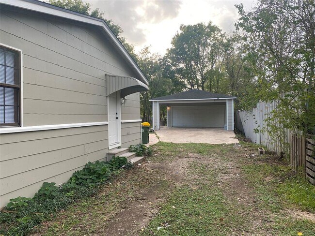 Building Photo - 16626 Berry Rd