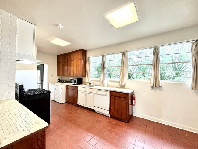 Foto del edificio - Vintage 2BR/2BA on Stanford Ave with Huge Fenced Yard & Lawn Care Included