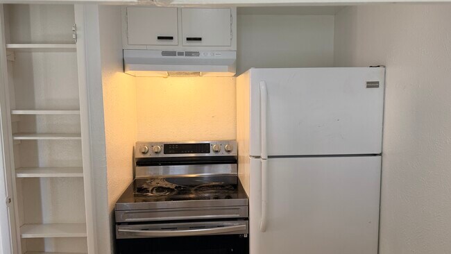 Foto del edificio - 8057 Meadow Rd