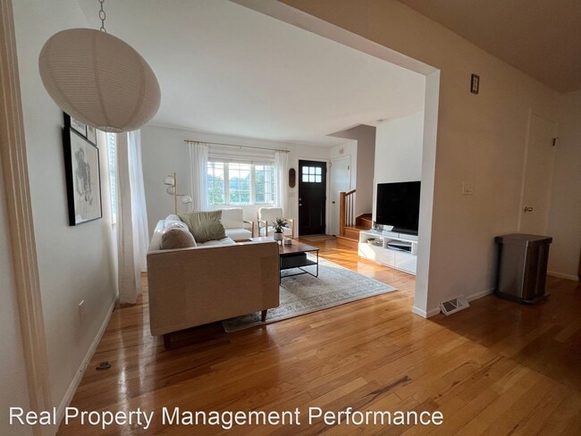 Building Photo - 3 br, 1.5 bath House - 1A Retford Avenue