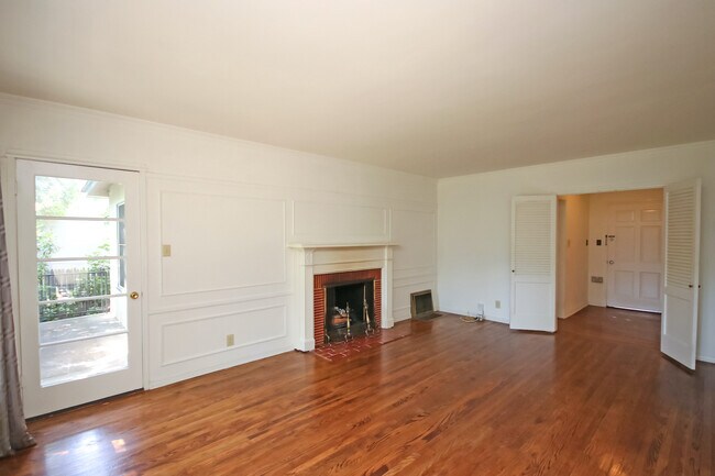 Building Photo - 1522 N Altadena Dr