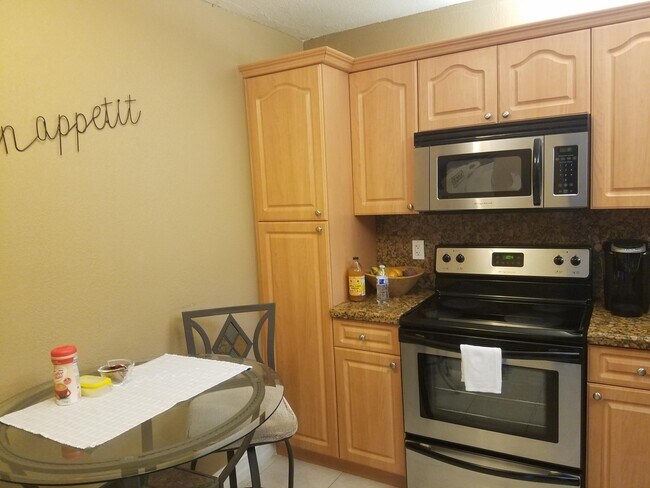 Foto del edificio - 3813 Coral Tree Cir