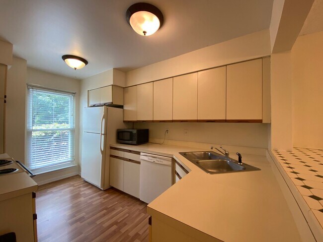 Building Photo - HERONS COVE CONDO