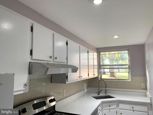 Building Photo - 2900 Peyton Randolph Dr