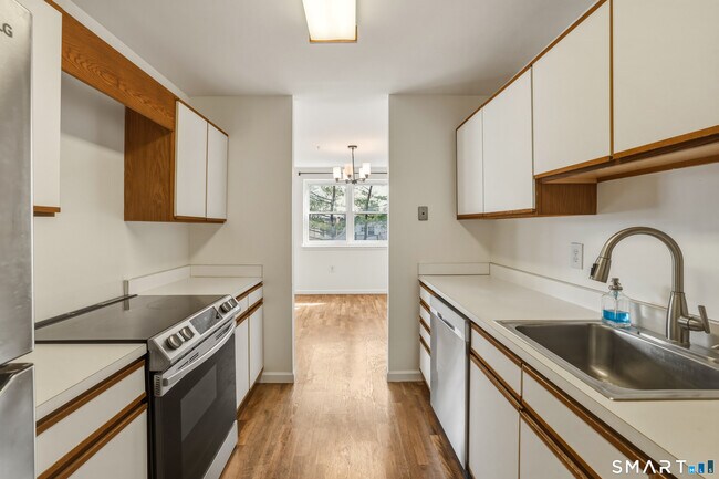 Foto del edificio - 889 Farmington Ave