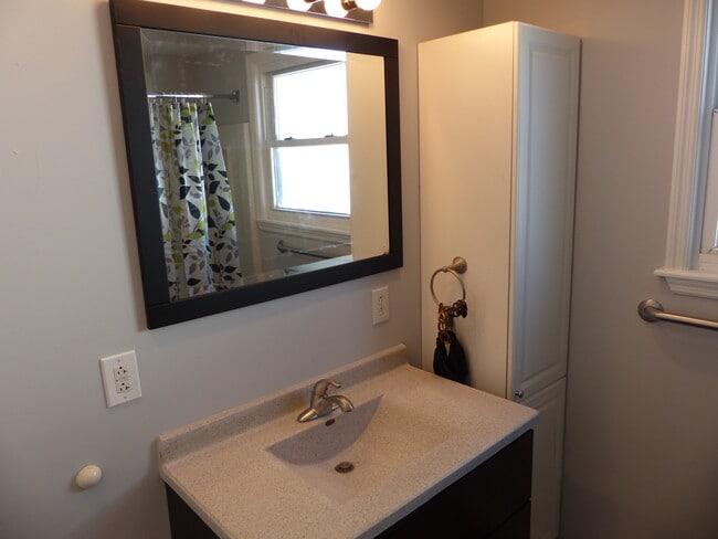 Building Photo - 906 E Minnesota St