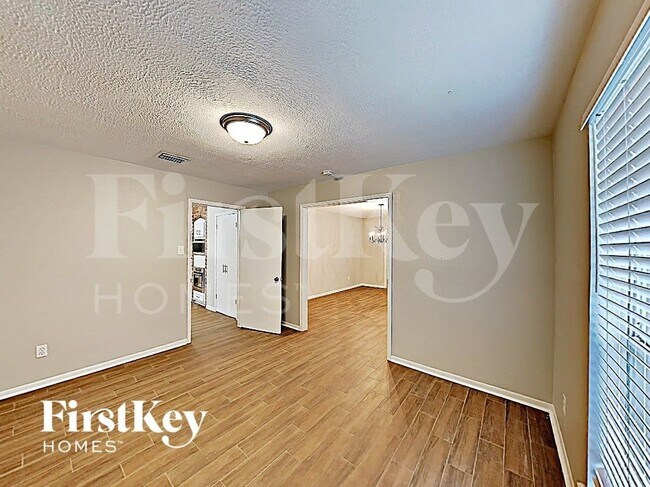 Building Photo - 2511 Riverlawn Dr