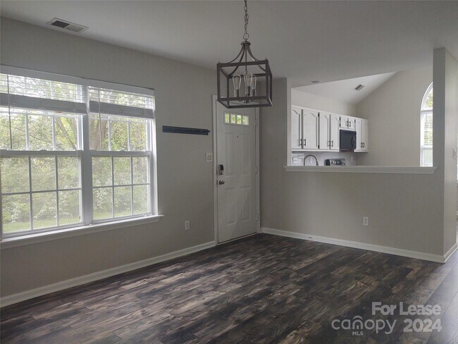 Foto del edificio - 8810 Scotch Heather Way