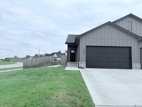 Building Photo - 5290 N Pinecrest Ct
