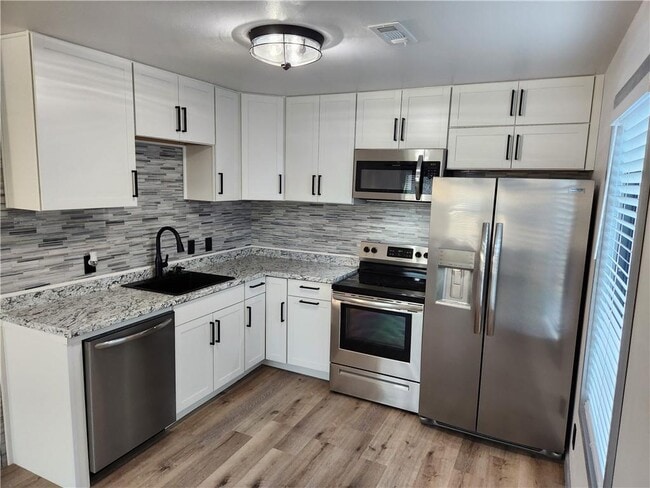 Building Photo - 9 Holly Dr