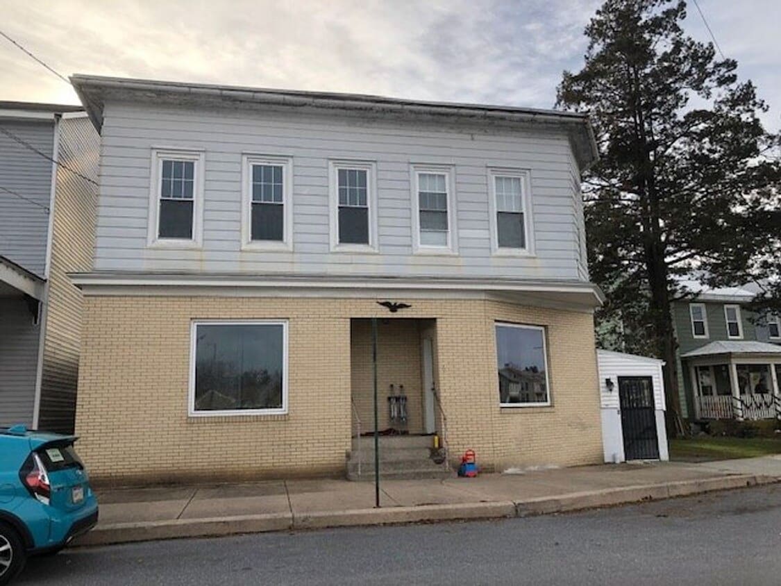 Primary Photo - 6 E Main St