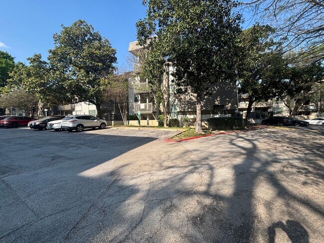 Foto del edificio - Great Oak Lawn Location!
