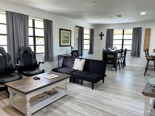 Foto del edificio - 2505 Tamarind Dr