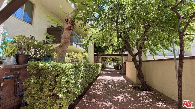 Building Photo - 5420 Lindley Ave