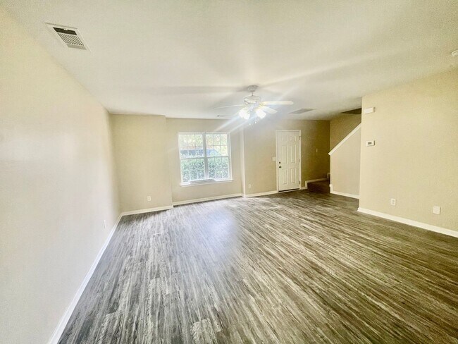 Foto del edificio - MallardCreek6713 is a spacious 4-bedroom, 2.5-bath home in Charlotte, NC