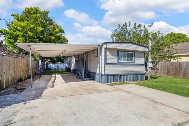 Building Photo - 703 E Fayle Ave