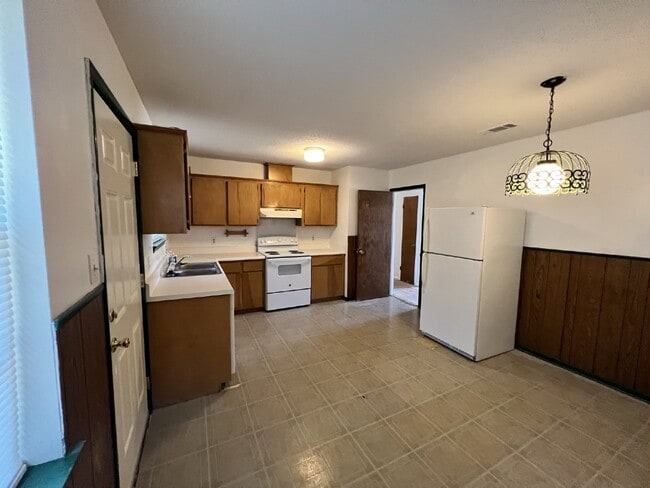 Building Photo - Home For Rent