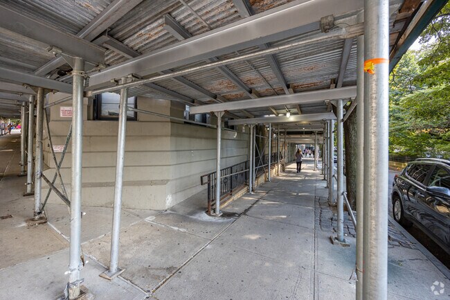 Building Photo - 736 Riverside Dr
