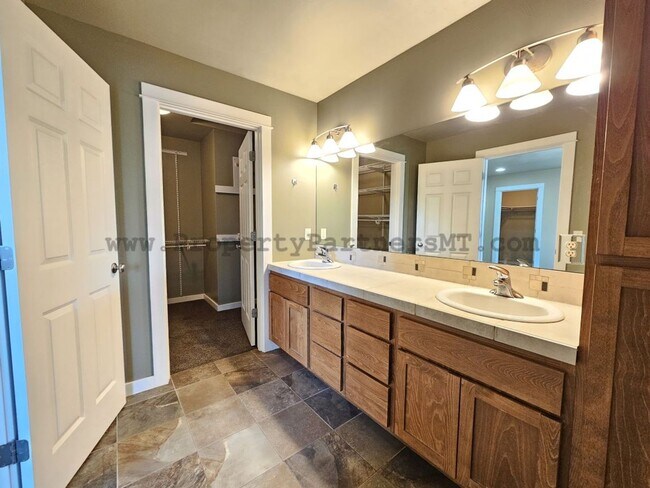 Building Photo - Stunning 4 Bed 2.5 Bath Upgraded Townhome ...