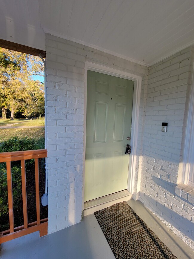 Building Photo - 322 E Thompson Ln