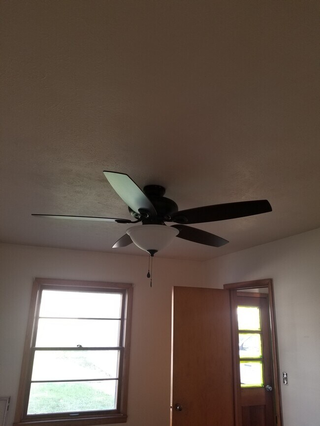 Ventiladores de techo nuevos en todos los dormitorios. - 153 Thorlone Ave