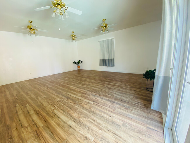 Large living space with 10ft tall ceilings! - 4775 Oakwood Pl