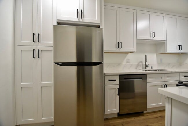 Building Photo - 527 Serrano Ave