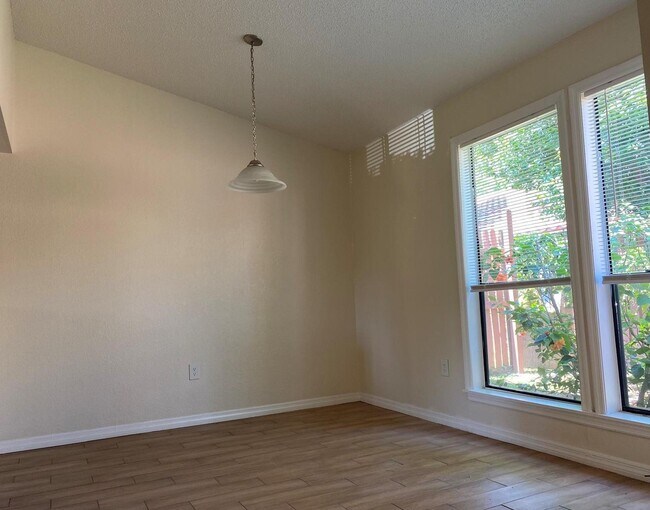 Dining Room - 618 Saint Johns Ct