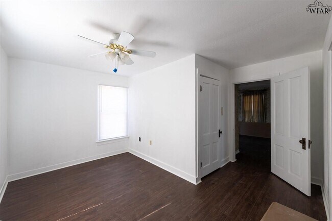 Building Photo - 923 Lutz Rd