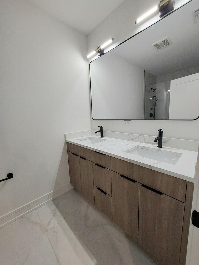 Building Photo - 4625 S Michigan Ave