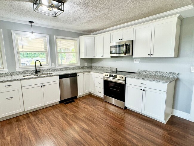 Photo - Move in ready! Fully Renovated with attent... House