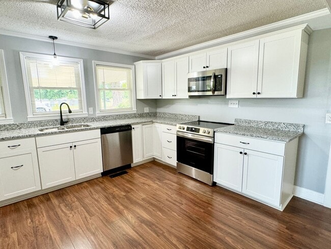 Foto del edificio - Move in ready! Fully Renovated with attent...