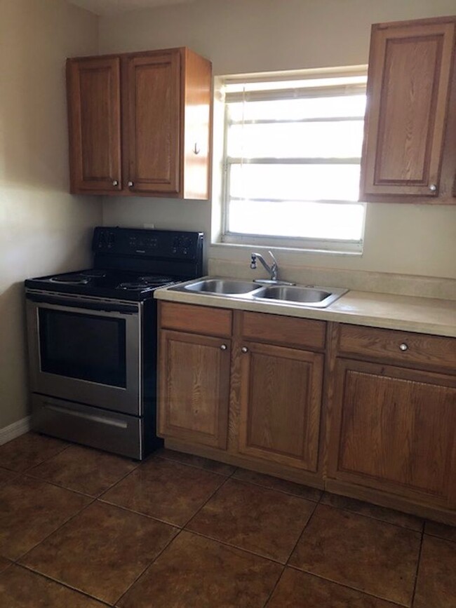 Foto del edificio - 2 Bed 1 Bath Home Pet Friendly With Washer...