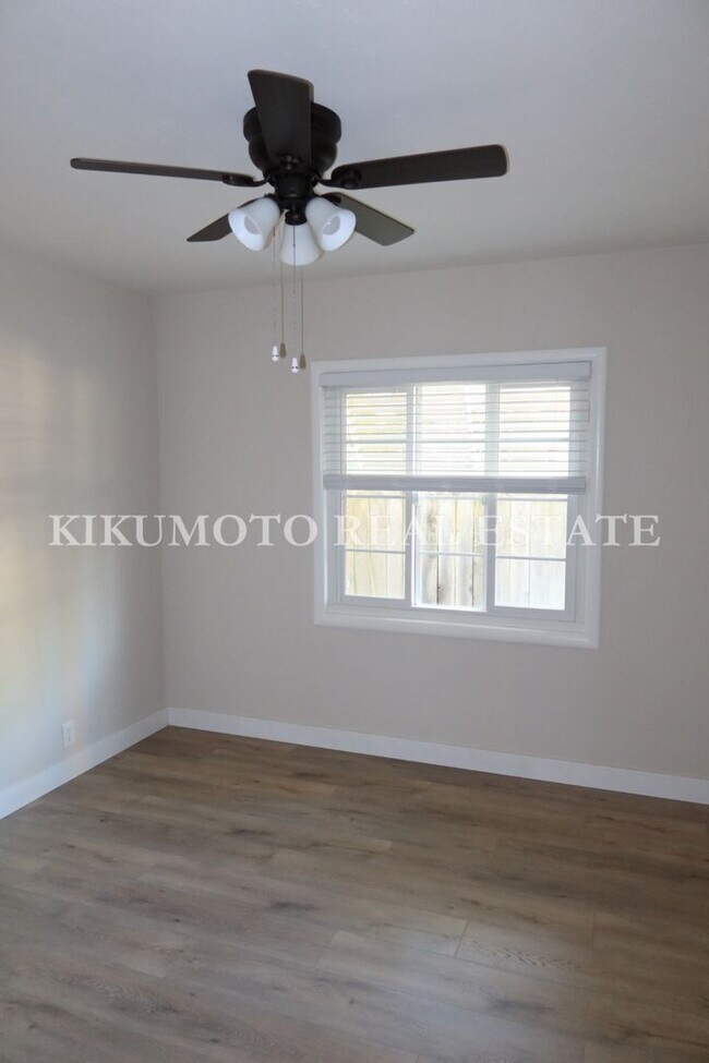 Foto del edificio - 2 bedrooms, 1 bath, Large 2 car garage & carport