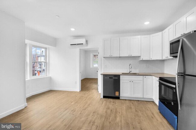 Foto del edificio - 7037 Ridge Ave