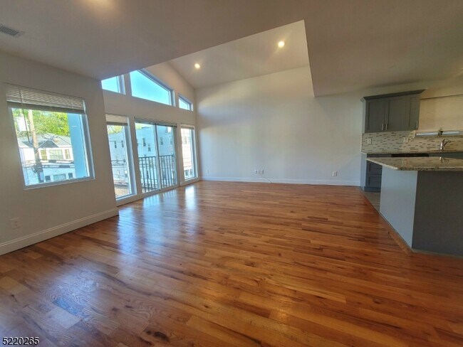 Foto del edificio - 127-129 Brookdale Ave-